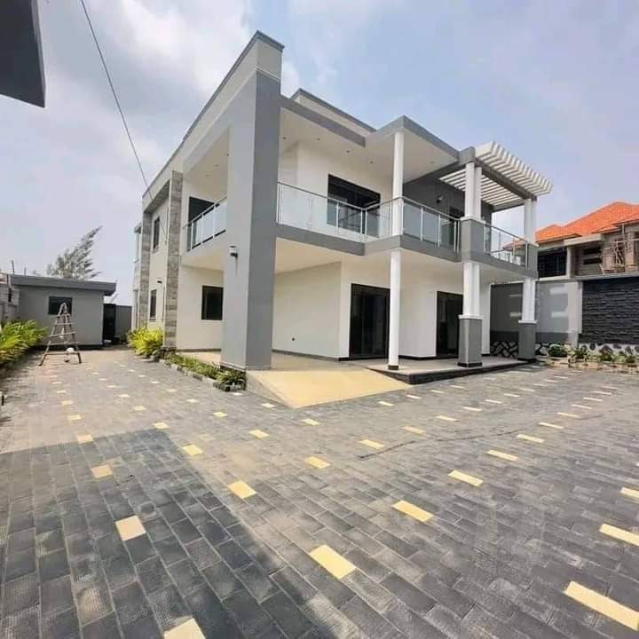 4 Bedroom House in Kira Nsasa